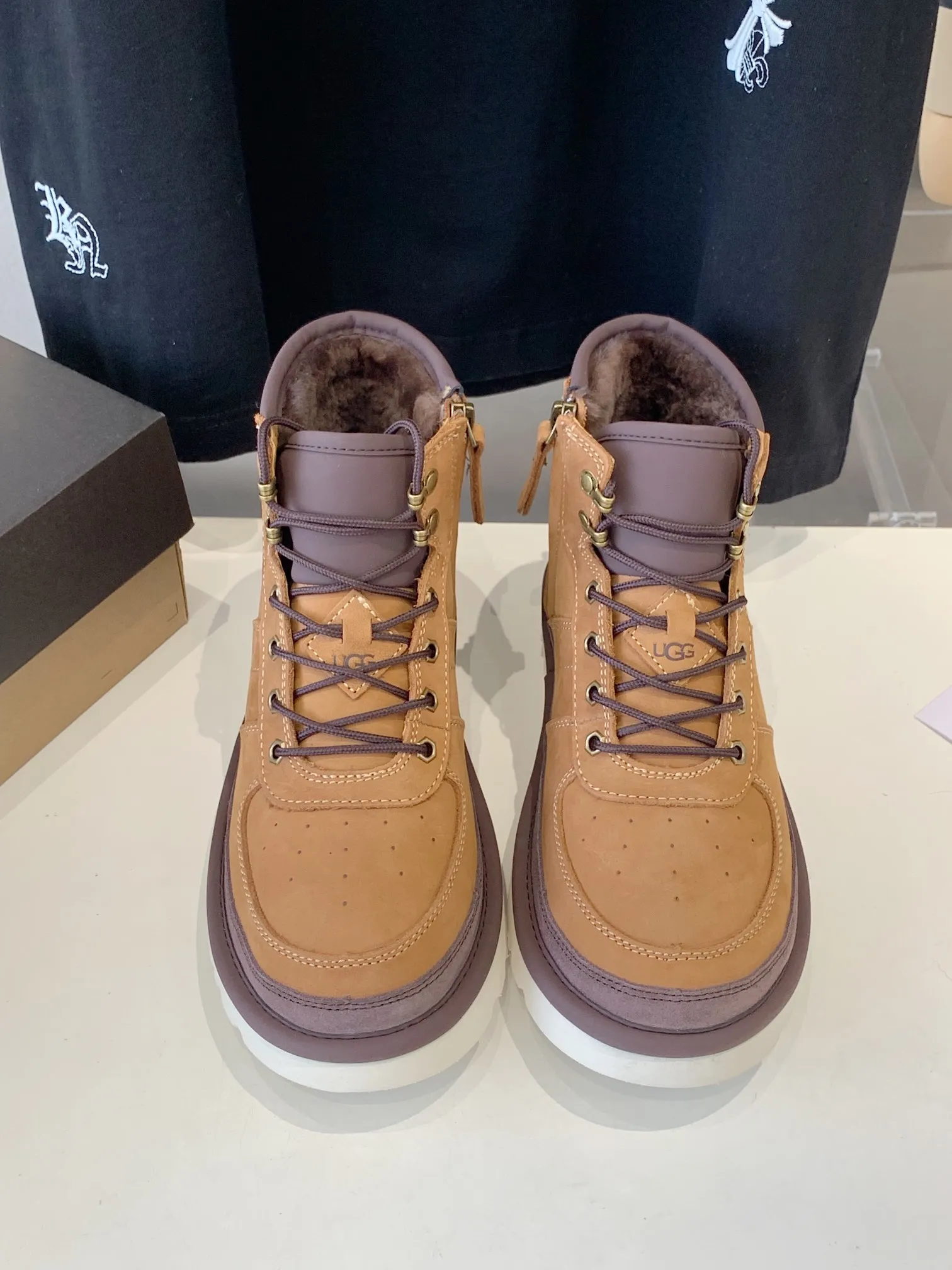 💰 [UGG] P: 660💰 Men's model. Size: 39-44 𝐔gg 1122170 Side zipper Highlander men's shoes. Men's sheepskin lining imported from Australia. The sole is light wing technology outsole. The upper foot is very comfortable. Men's snow boots are ok for husband and dad. High-end atmosphere. Available in three colors: maroon, dark brown, olive green.
